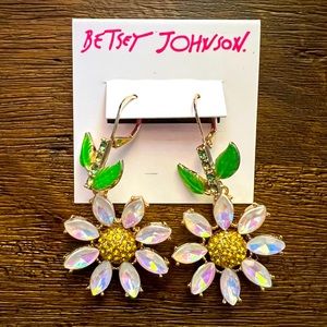 NWT Betsy Johnson 💕 Sweet Daisy Drop Earrings 🌼